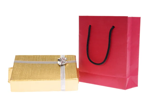 Piros táska és arany ajándék papírdobozban íj — Stock Fotó