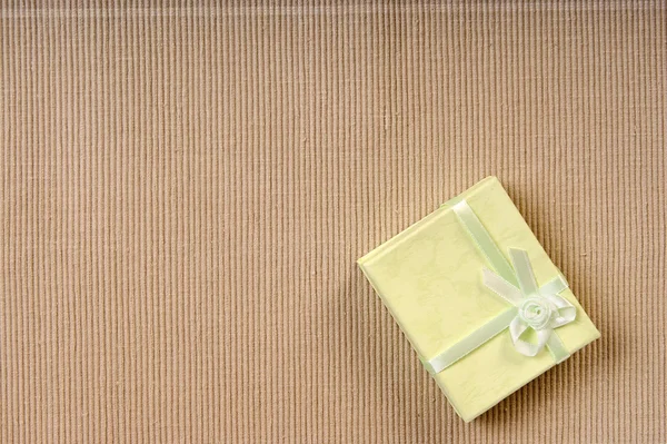 Mini caja de regalo verde con cinta — Foto de Stock