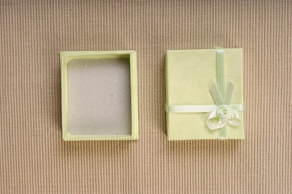 Зеленый мини-подарочный ящик с лентой — стоковое фото