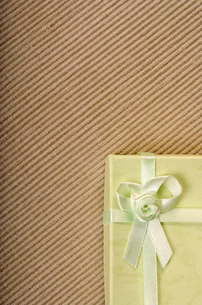 Zielony mini pudełko z kokardą — Zdjęcie stockowe