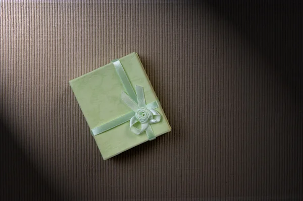 Зеленый мини-подарочный ящик с лентой — стоковое фото