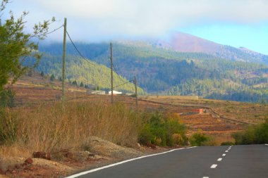 Dağlarda bir yol