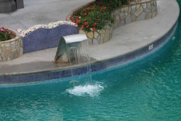 Ornement d'eau près d'une piscine — Photo