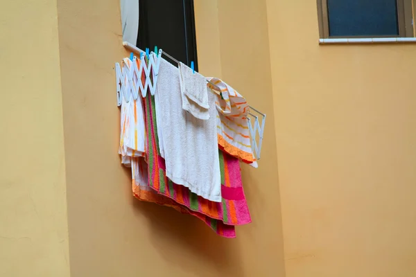 Wäsche hängt aus dem Fenster — Stockfoto