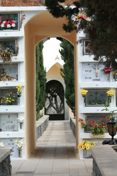 Durchblick auf einem spanischen Friedhof — Stockfoto