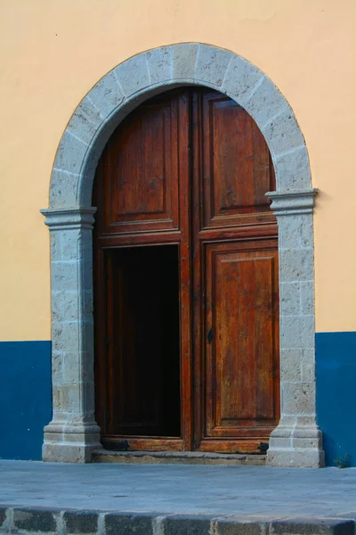 De ingang van de kerk — Stockfoto