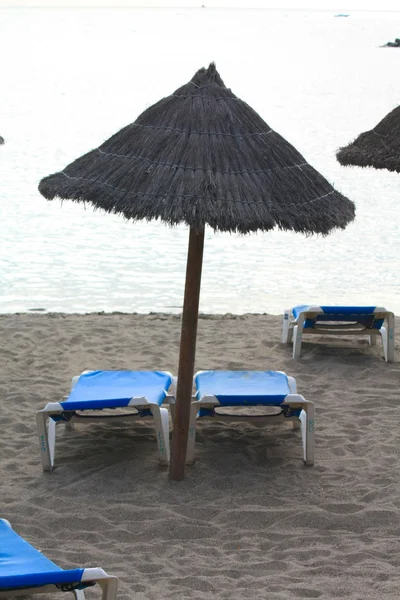 Deux chaises longues et parasol — Photo
