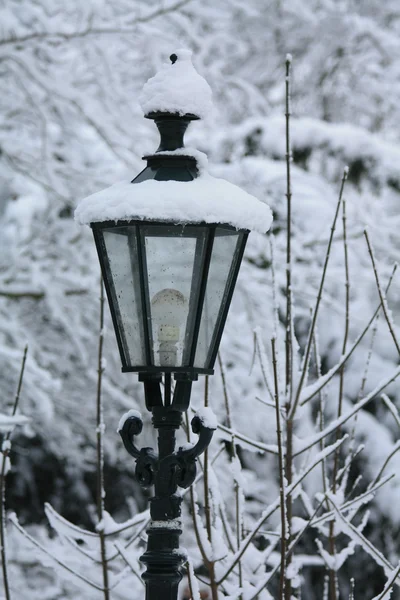 Lanterna coberta de neve — Fotografia de Stock