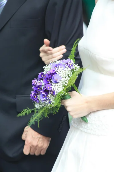 新娘手持结婚花束 — 图库照片