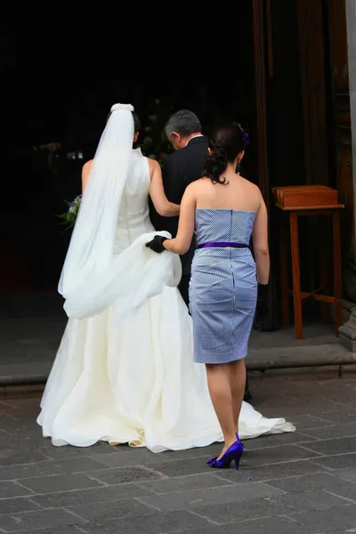 Belépő az egyház menyasszony — Stock Fotó