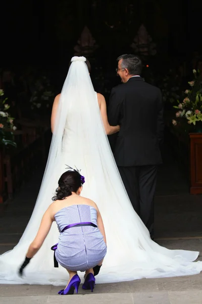 Braut betritt die Kirche — Stockfoto