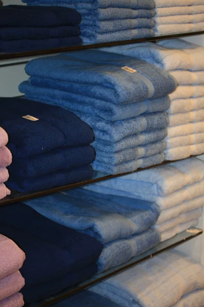 Blaue Handtücher in einem Geschäft — Stockfoto