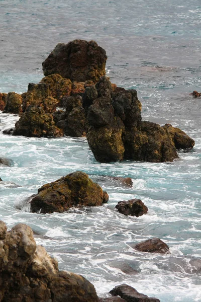 Волны на скалах — стоковое фото