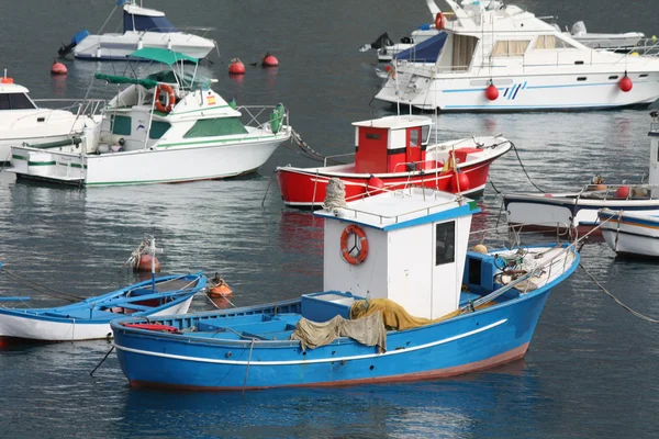 Blauw rood en wit vissersboten — Stockfoto