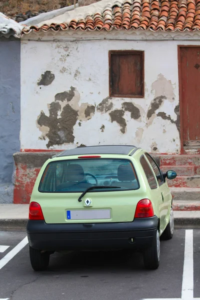 Ein Auto, das vor einem Oldtimer-Haus geparkt war — Stockfoto