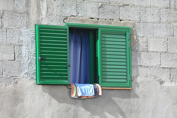 Vintage venster met groene luiken — Stockfoto