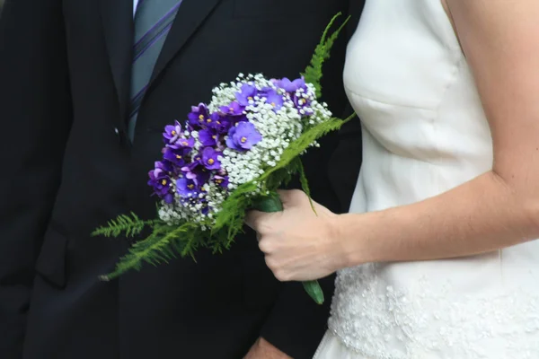 ウェディング花束を持った花嫁 — ストック写真
