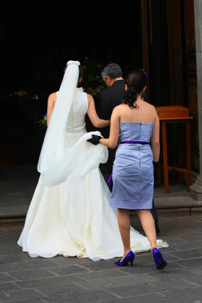 Bruden in i kyrkan — Stockfoto