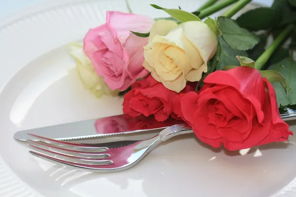 Roses and cutlery — Stock Photo, Image