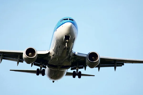 Vliegtuig naderende baan — Stockfoto