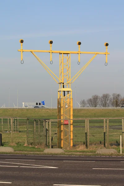 Светофоры возле взлетно-посадочной полосы аэропорта — стоковое фото