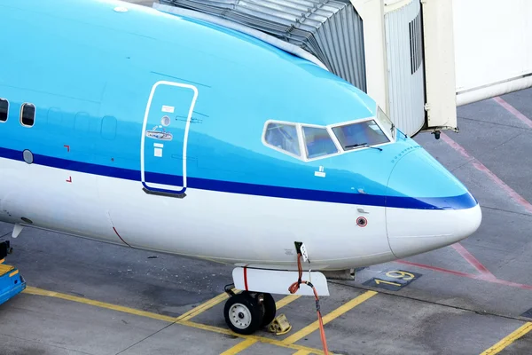 Letadlo čeká na bránu — Stock fotografie