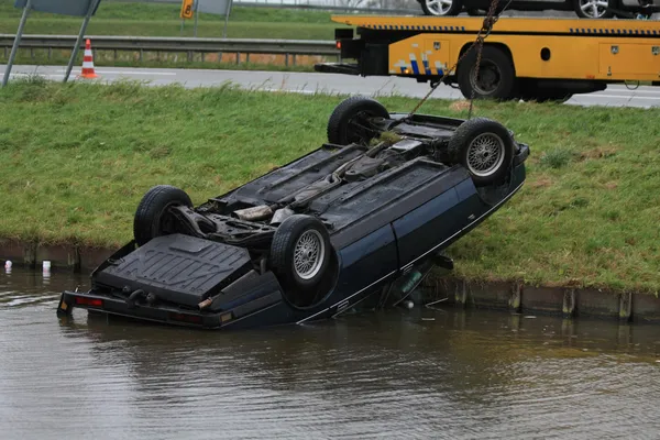 Bil i vatten efter en olycka — Stockfoto