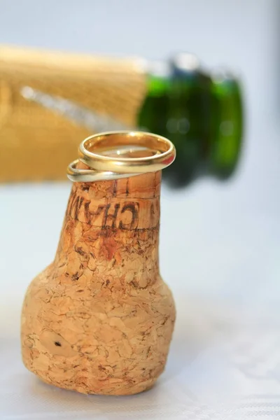 Bandas de casamento em champanhe — Fotografia de Stock