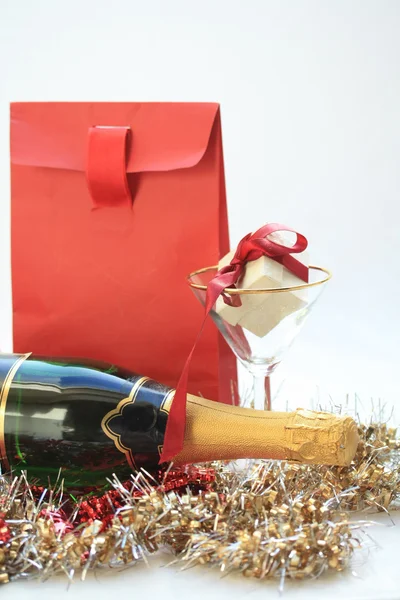 Weihnachtsgeschenke und Champagner — Stockfoto
