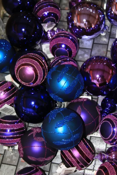 Μοβ και μπλε Χριστουγεννιάτικο στολίδι — Φωτογραφία Αρχείου