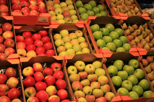 Яблоки в продуктовом магазине — стоковое фото