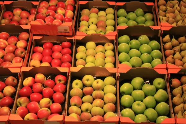 Яблоки в продуктовом магазине — стоковое фото