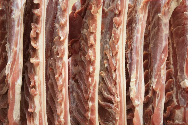 Свежее мясо на заводе холодного вырезания — стоковое фото