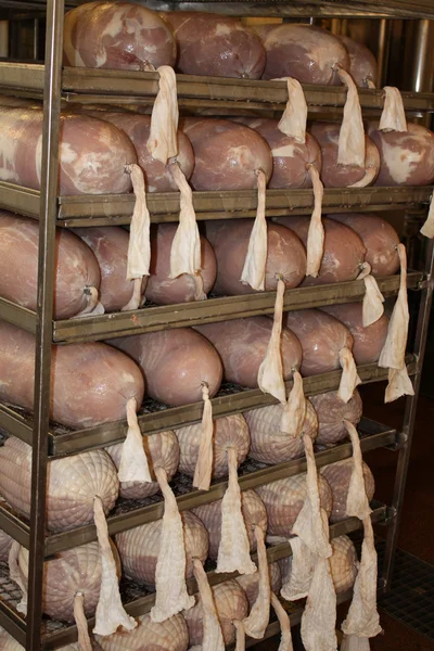 Vers gemaakt ham in koude cut fabriek — Stockfoto
