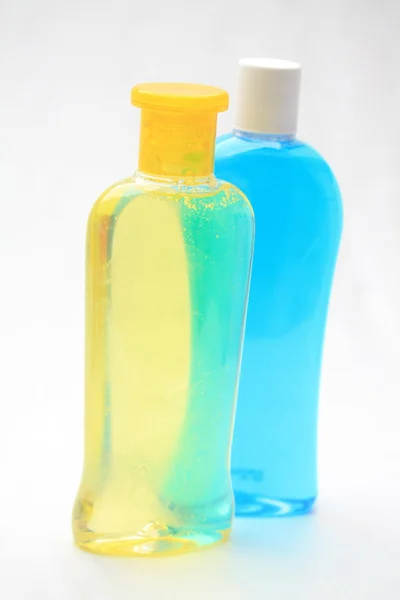 Изолированные бутылки шампуня — стоковое фото