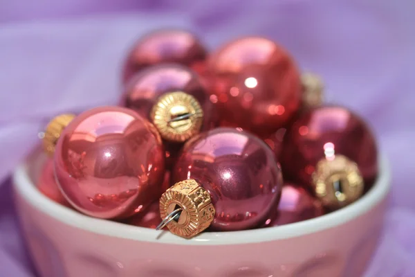 粉色和紫色圣诞装饰品 — 图库照片