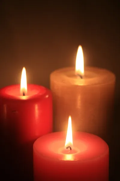 Grupo de três velas acesas — Fotografia de Stock