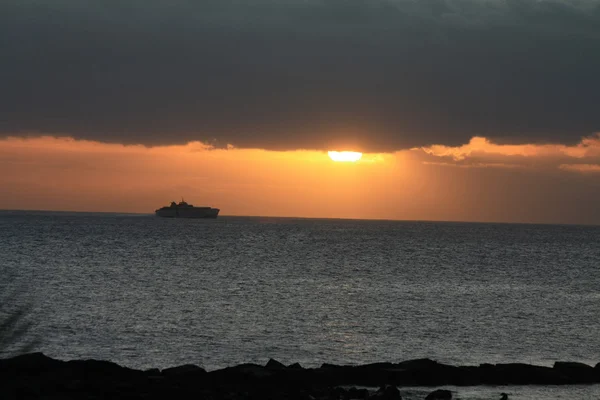 Barco de balsa ao pôr do sol Fotografia De Stock