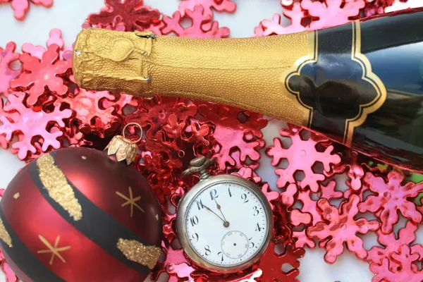 Champagner und Weihnachtsdekoration lizenzfreie Stockfotos
