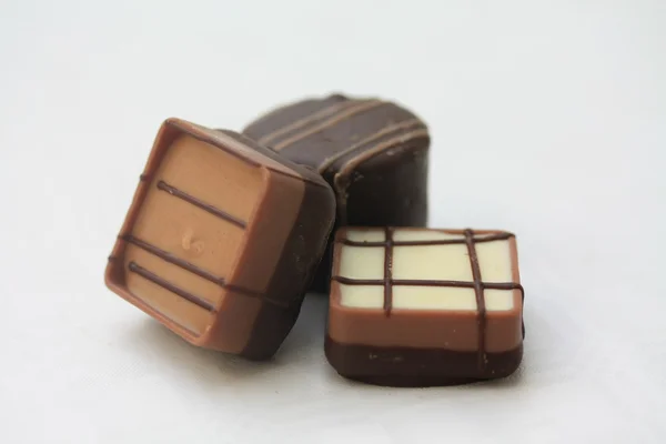 Quadratische Schokoladenpralinen — Stockfoto