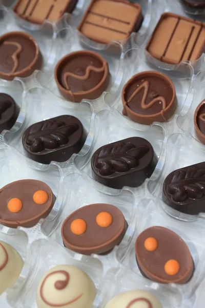 Chocolates en una caja de presentación — Foto de Stock