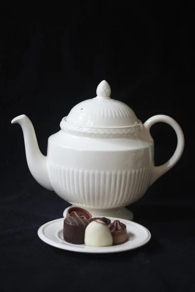 Çaydanlık ve çikolatalar — Stok fotoğraf