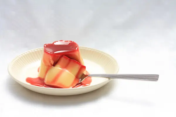 Vanilla pudding with strawberry sauce — Stock Photo, Image