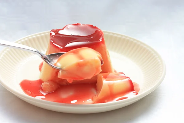 Çilek soslu vanilyalı puding. — Stok fotoğraf