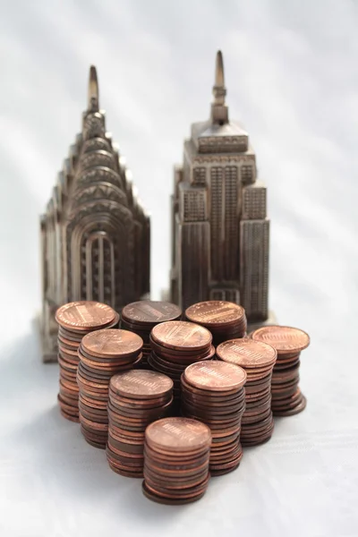 Pile di monete skyline finanziario — Foto Stock