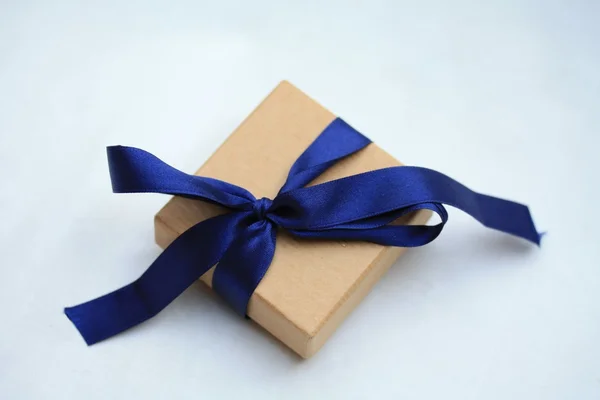 Geschenkbox mit blauem Band — Stockfoto