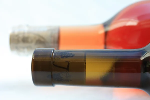 Бутылки вина вблизи — стоковое фото