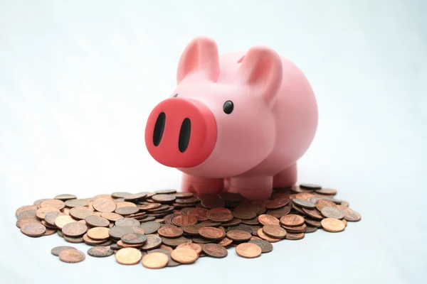 Piggy bank egy halom érmék — Stock Fotó