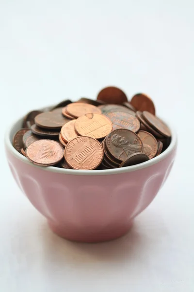 Tigela com centavos americanos — Fotografia de Stock