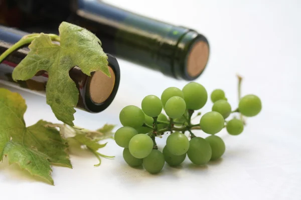 Виноград и бутылки вина — стоковое фото